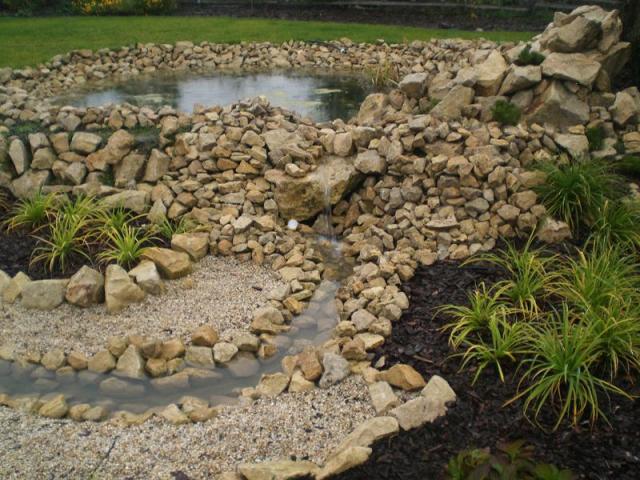 Architekrura: rzeka w ogrodzie