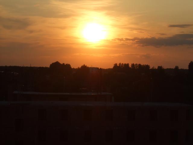 Widok z mojego okna na piękny zachód słońca