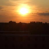 Widok z mojego okna na piękny zachód słońca