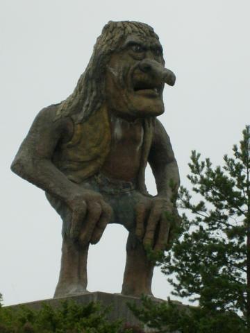 a taki troll w norwegii-rzezba z kamienia.ogromna