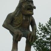 a taki troll w norwegii-rzezba z kamienia.ogromna