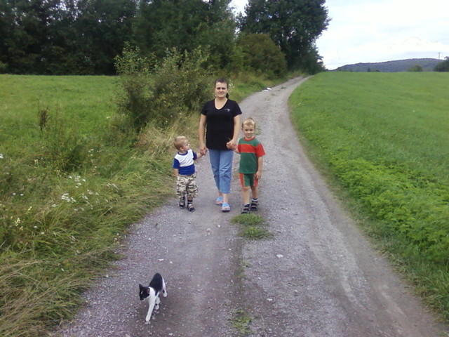 Niedzielny spacerek z bratankami i kotkiem ;o)