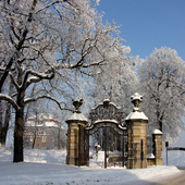Park w Książu zimą, brama zamkowa