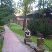 Aleja zieleni na zamku w Malborku
