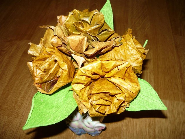 Bukiecik róż zrobiony z liści:)