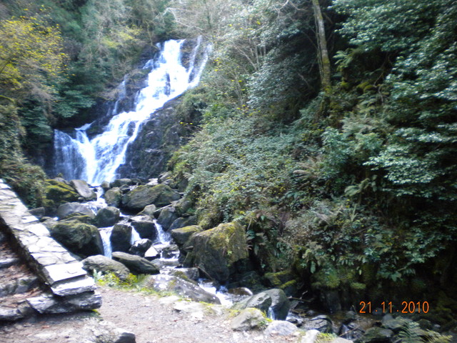 Torc Waterfall czyli Wodospad Torc  w tej  górze  obok