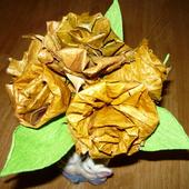 Bukiecik róż zrobiony z liści:)