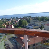 widok na panoramę jeziora Niegocin z tarasu widokowego wieży