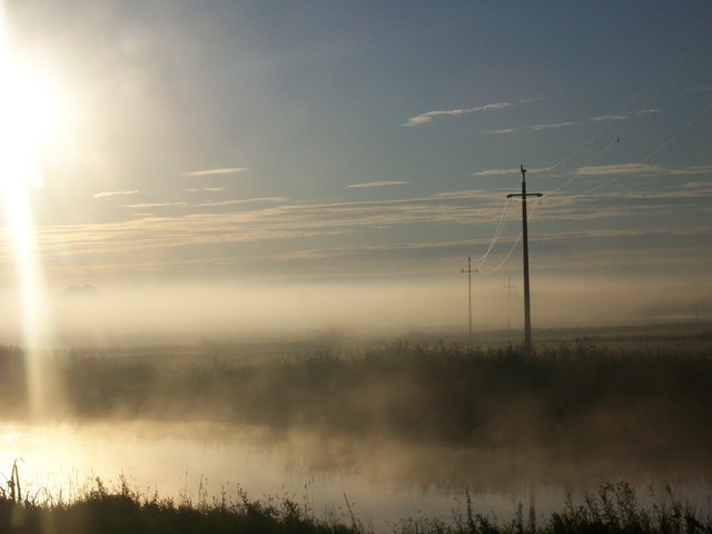 Poranna mgła nad rzeką 