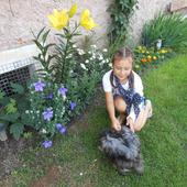 Nasza wnuczka i kwiaty