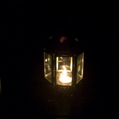 codziennie wieczorem zapalam świeczuszke na balkonie ;)