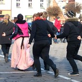 Maturzyści tańczą na paczkowskim Rynku .