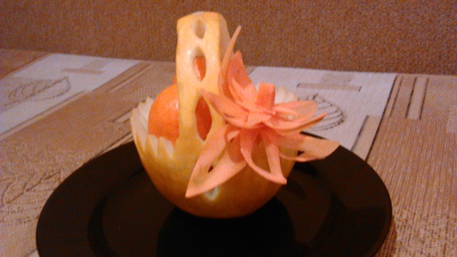 Koszyczek z melona i kwiatek z marchewki