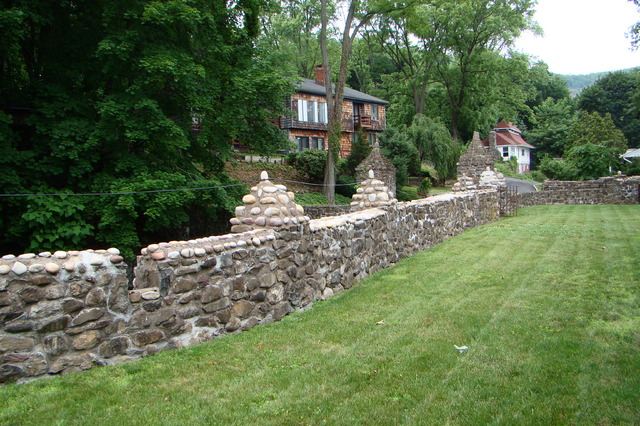 100 letni mur ogradzajacy  caly ogrod