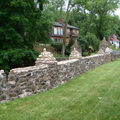 100 letni mur ogradzajacy  caly ogrod